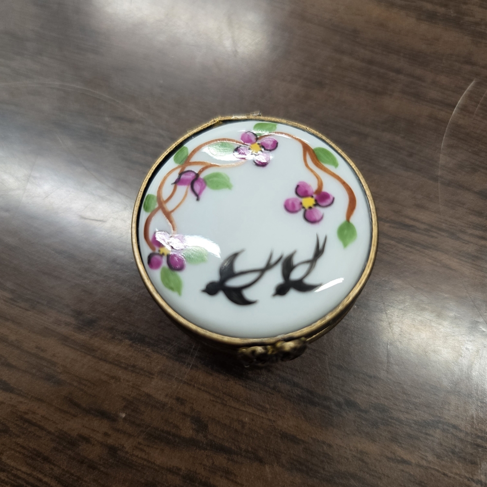 "Peint Main" Limoges porcelain trinket box